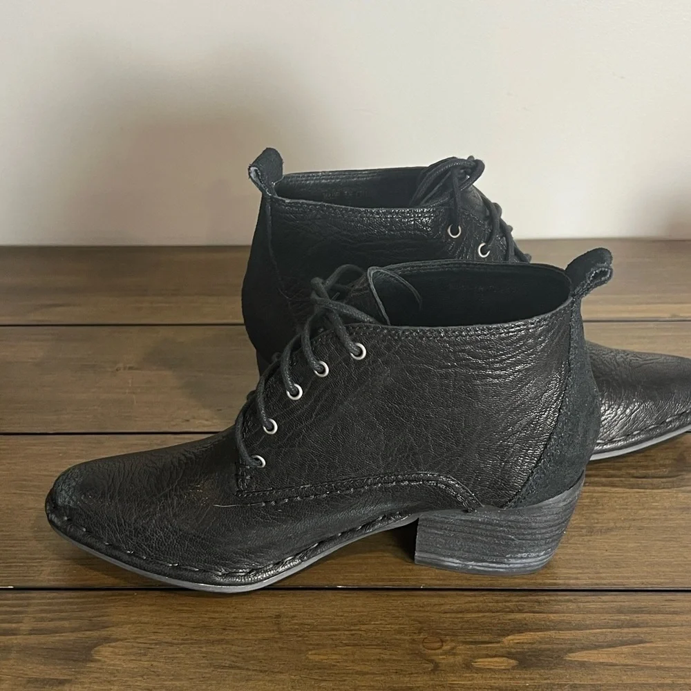 Fanylrobin + Free people  black leather lace up heeled ankle booties size 7